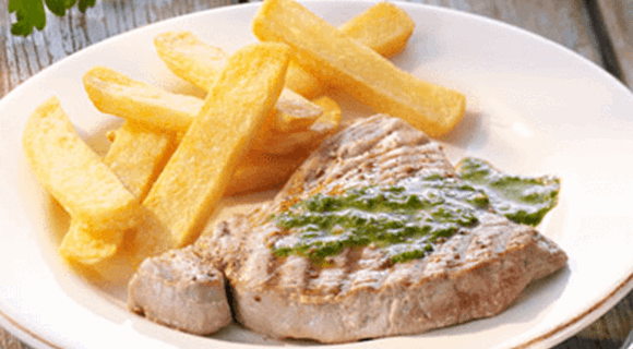STEAK Z TUNIAKA S PETRŽLENOVO-CITRÓNOVÝM PESTOM